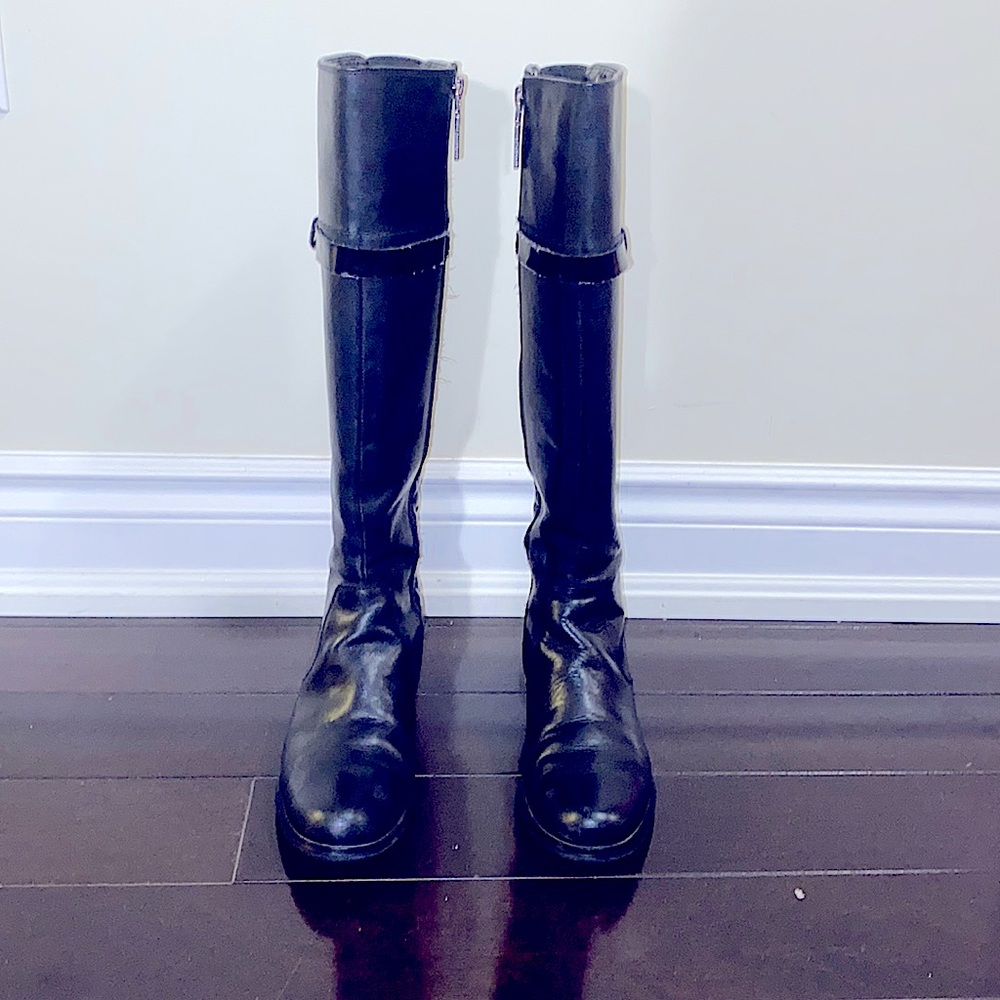 Cool low heel Tahari black boot